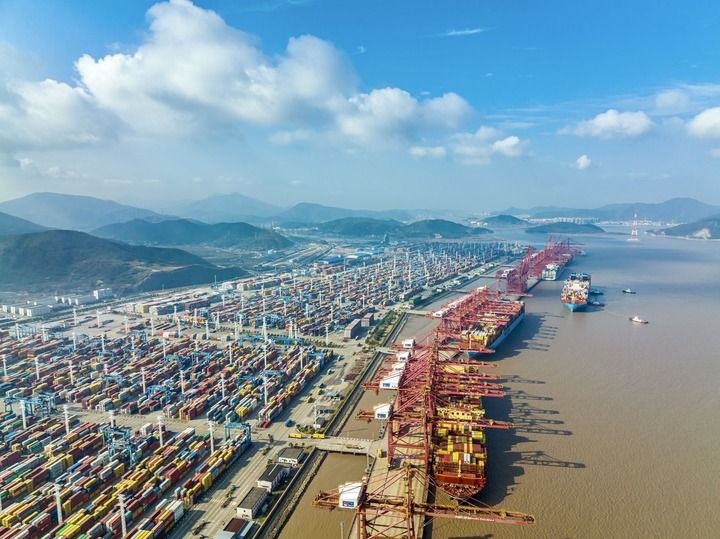 这是浙江宁波舟山港穿山港区(2021年12月24日摄,无人机照片)。