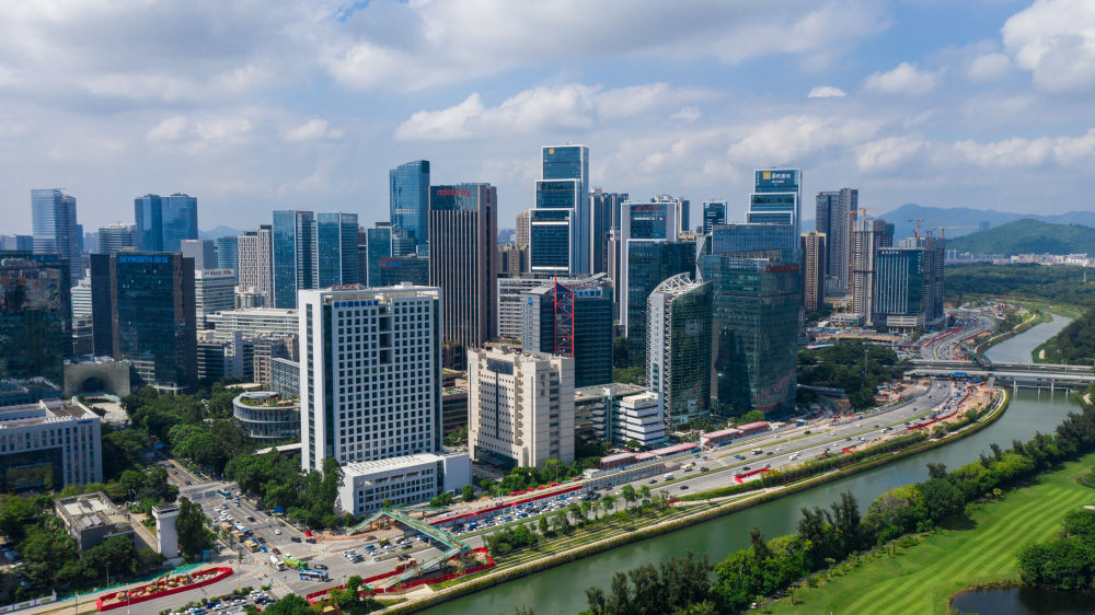 深圳市南山区大沙河畔的科技园(2020年9月27日摄,无人机照片)。